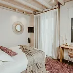 Maregold Mykonos Micro-boutique Suites, Adults Only Bed and Breakfast Ελιά
